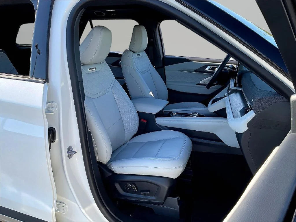 New 2027 Star White Metallic Tri-Coat Ford Platinum™ image 11