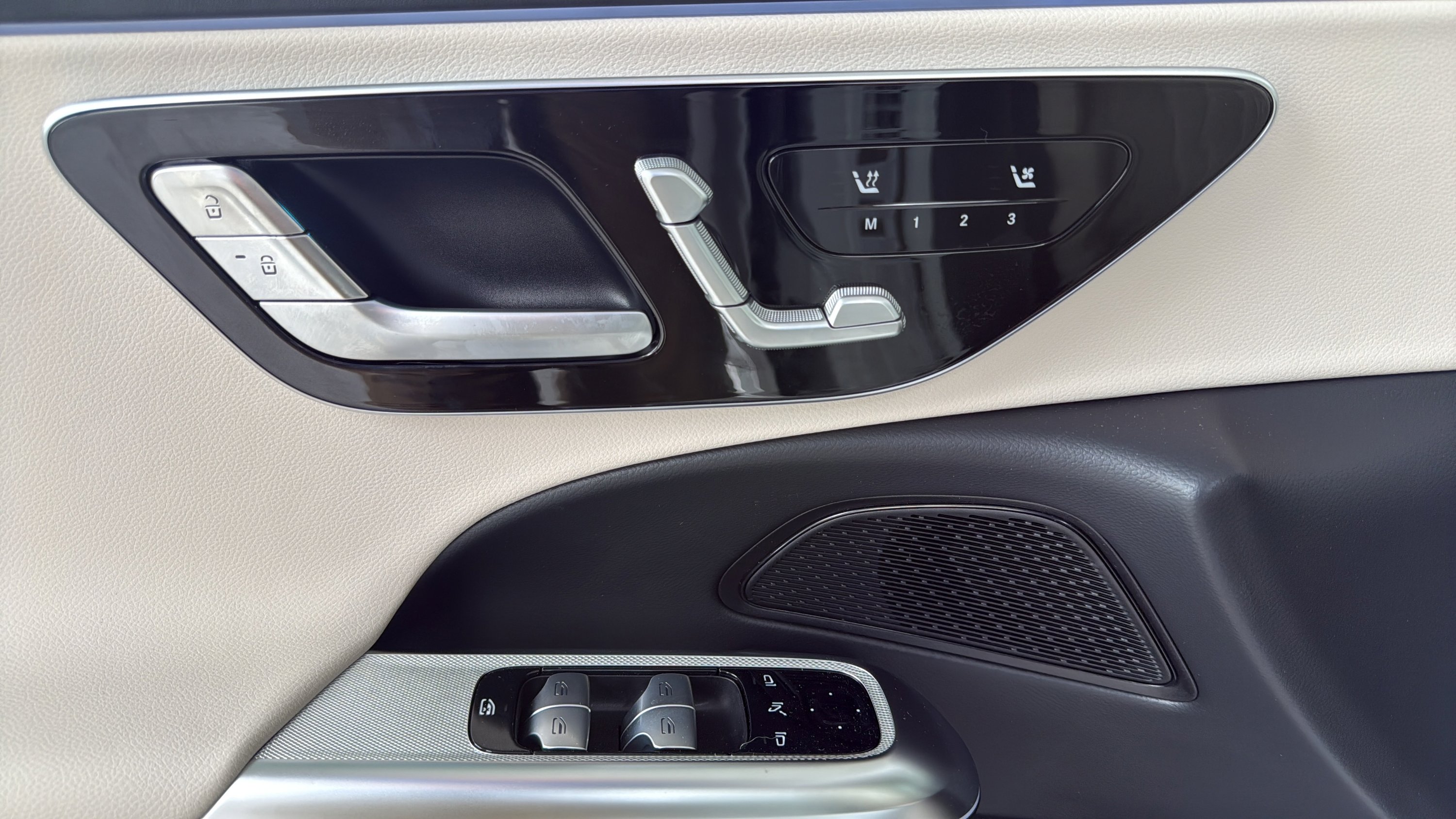 New 2027 MANUFAKTUR Moonlight White Metallic Mercedes-Benz E 450 image 11