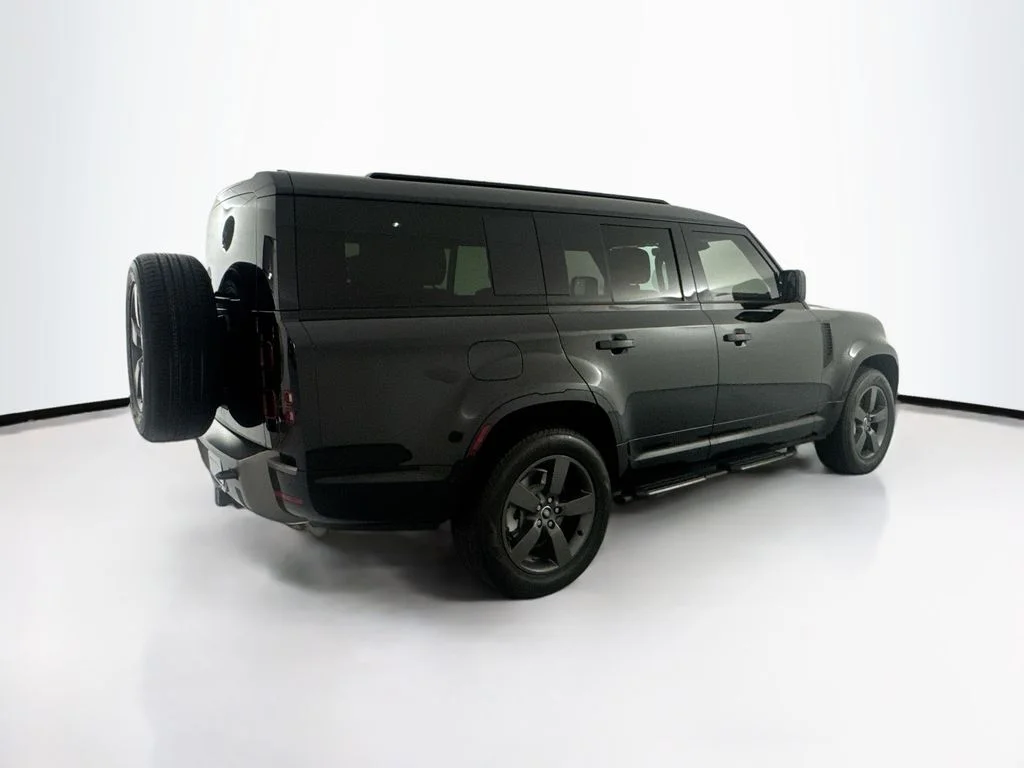 Used 2025 Black Land Rover X-Dynamic SE image 5
