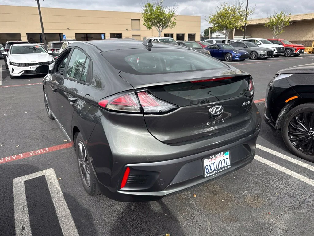 Used 2021 Gray Hyundai SE image 2