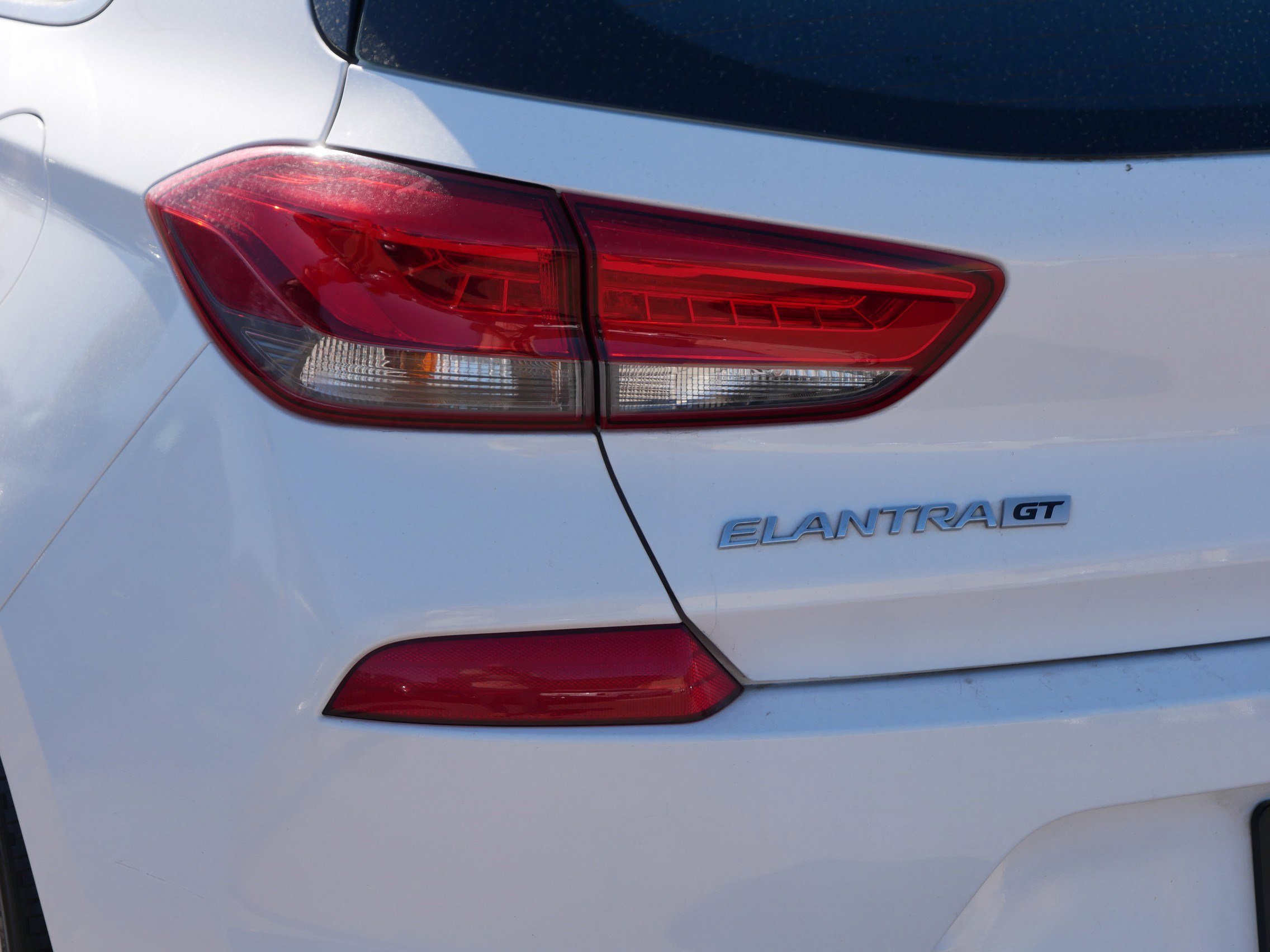 Used 2018 Ceramic White Hyundai  image 17