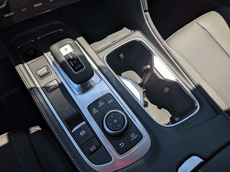 New 2027 2T RAD WHT INFINITI SPORT image 18