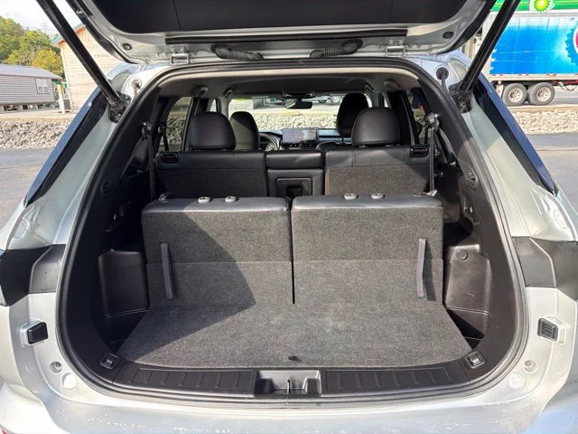 Used 2025 Silver Mitsubishi SE image 22