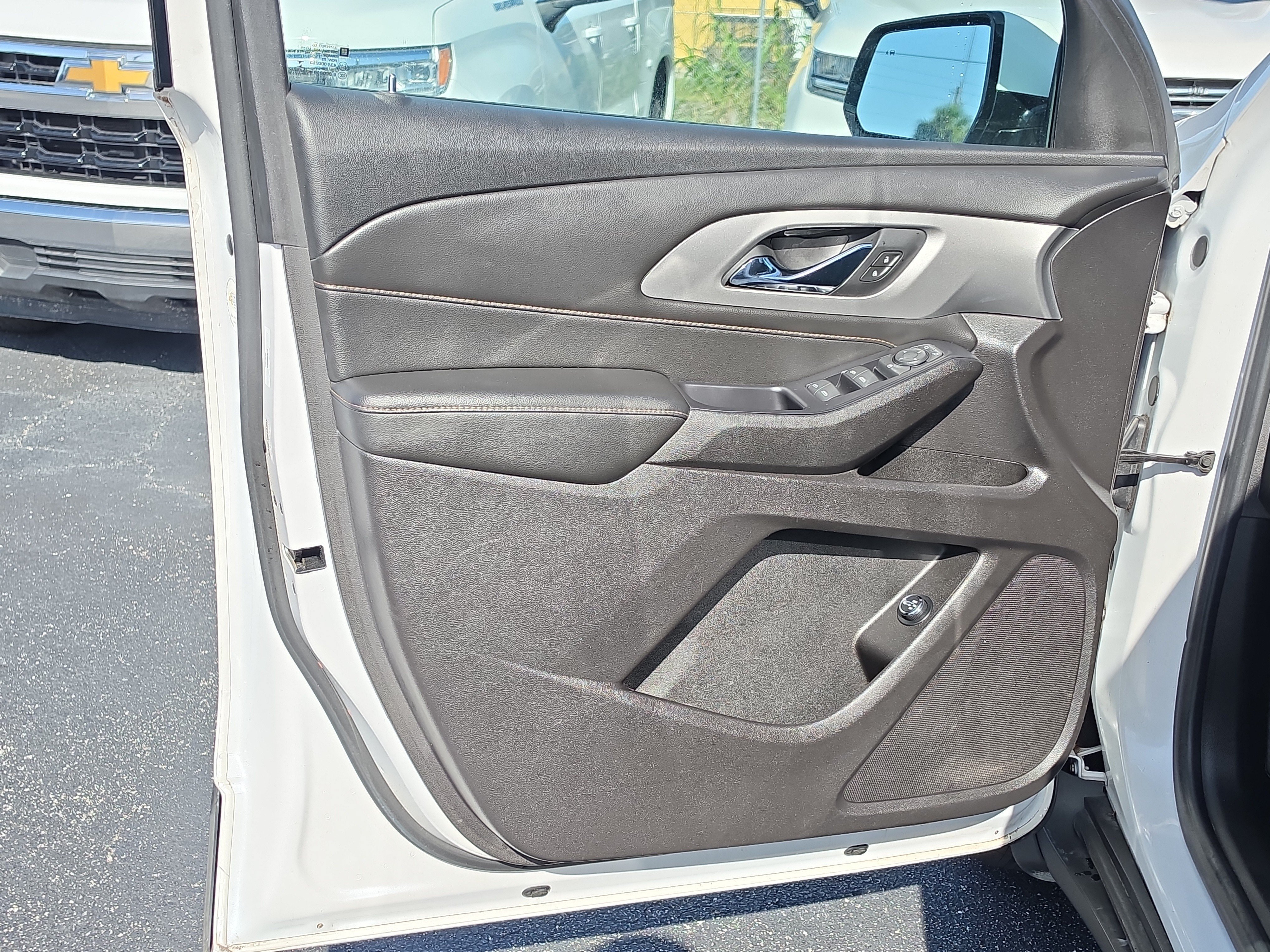 Certified Used 2018 IRIDESCENT PEARL TRICOAT Chevrolet LT Cloth image 21