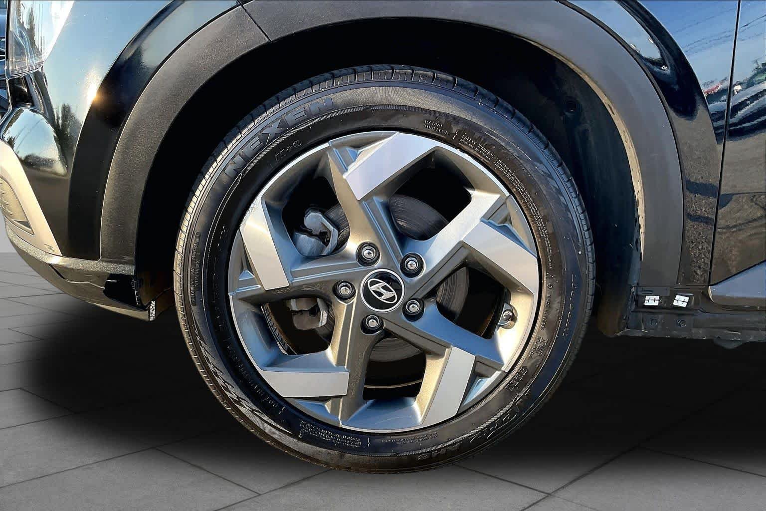 Used 2022 Black Noir Pearl Hyundai SEL image 21