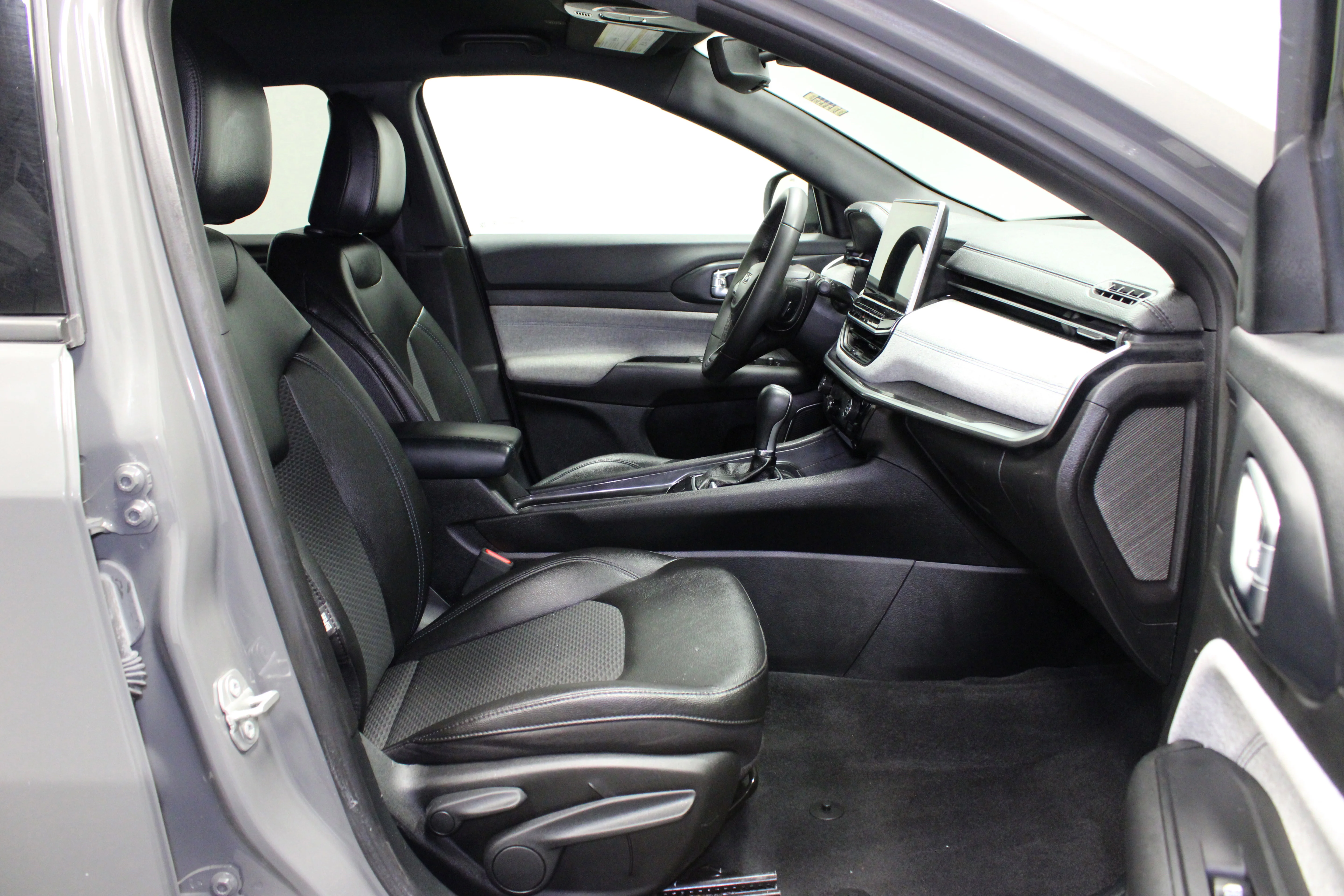 Used 2024 Sting-Gray Clearcoat Jeep Latitude image 15
