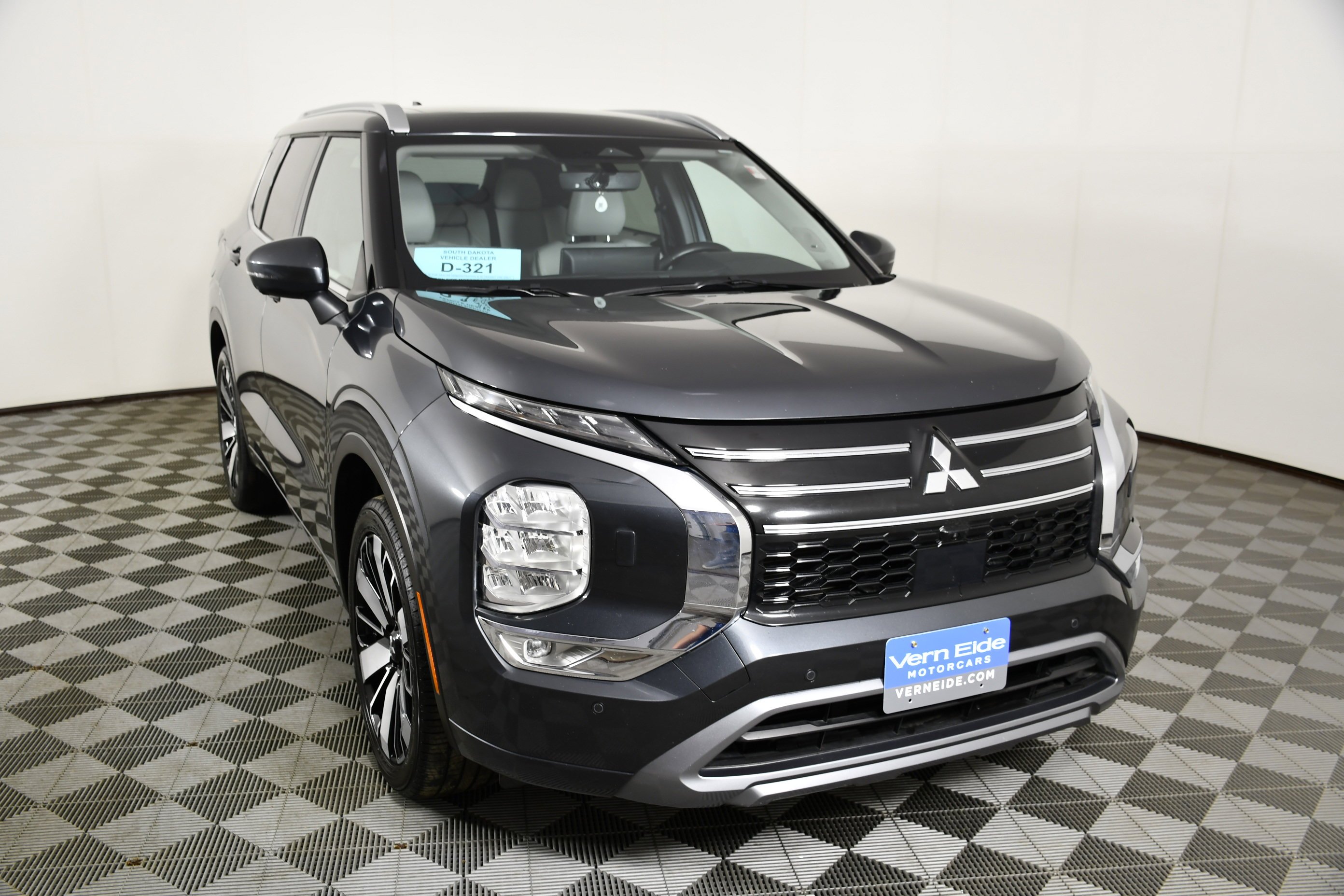 Certified Used 2025 Gray Mitsubishi SEL image 3