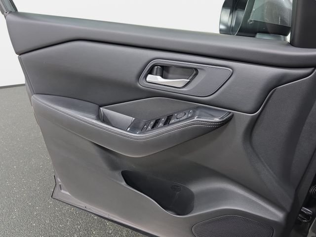 Used 2025 Gray Nissan SV image 27