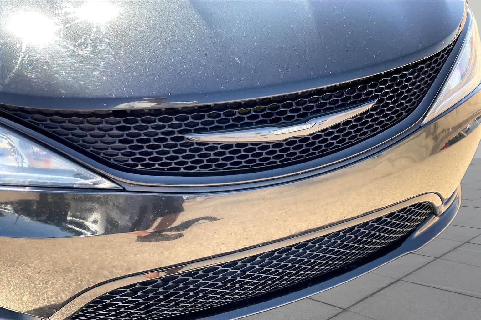 Used 2018 Brilliant Black Crystal Pearlcoat Chrysler Touring Plus image 28
