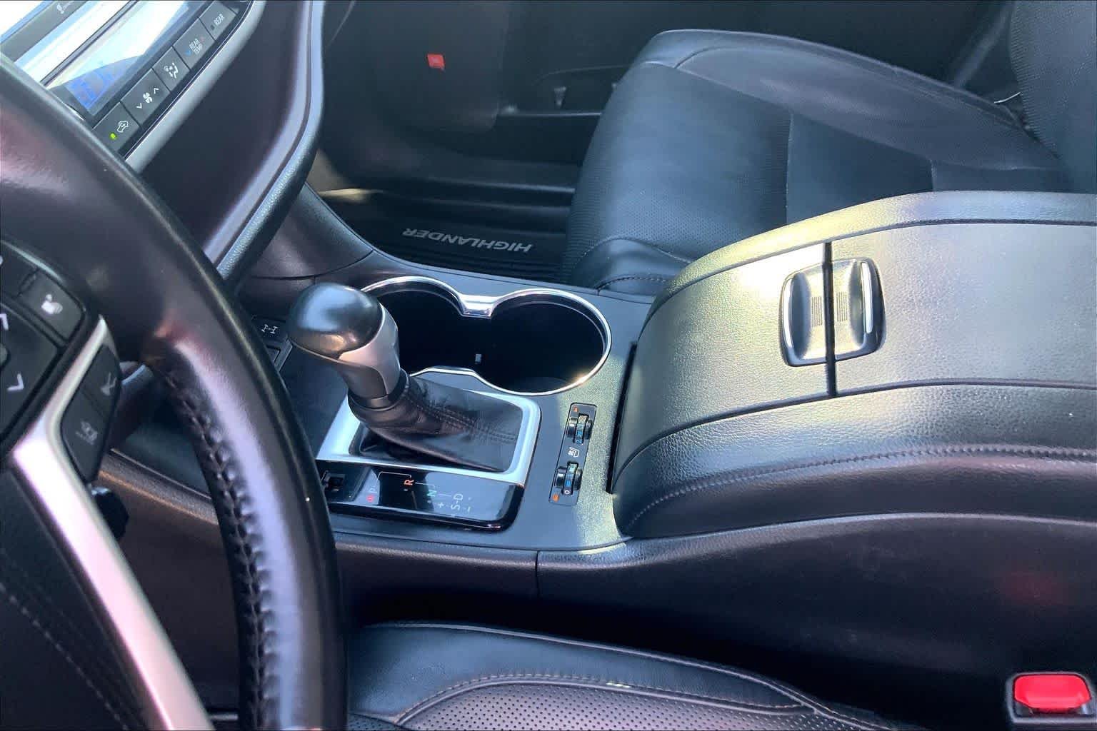 Used 2019 Blizzard Pearl Toyota Limited image 17