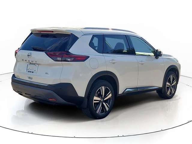 Used 2021 White Nissan SL image 5