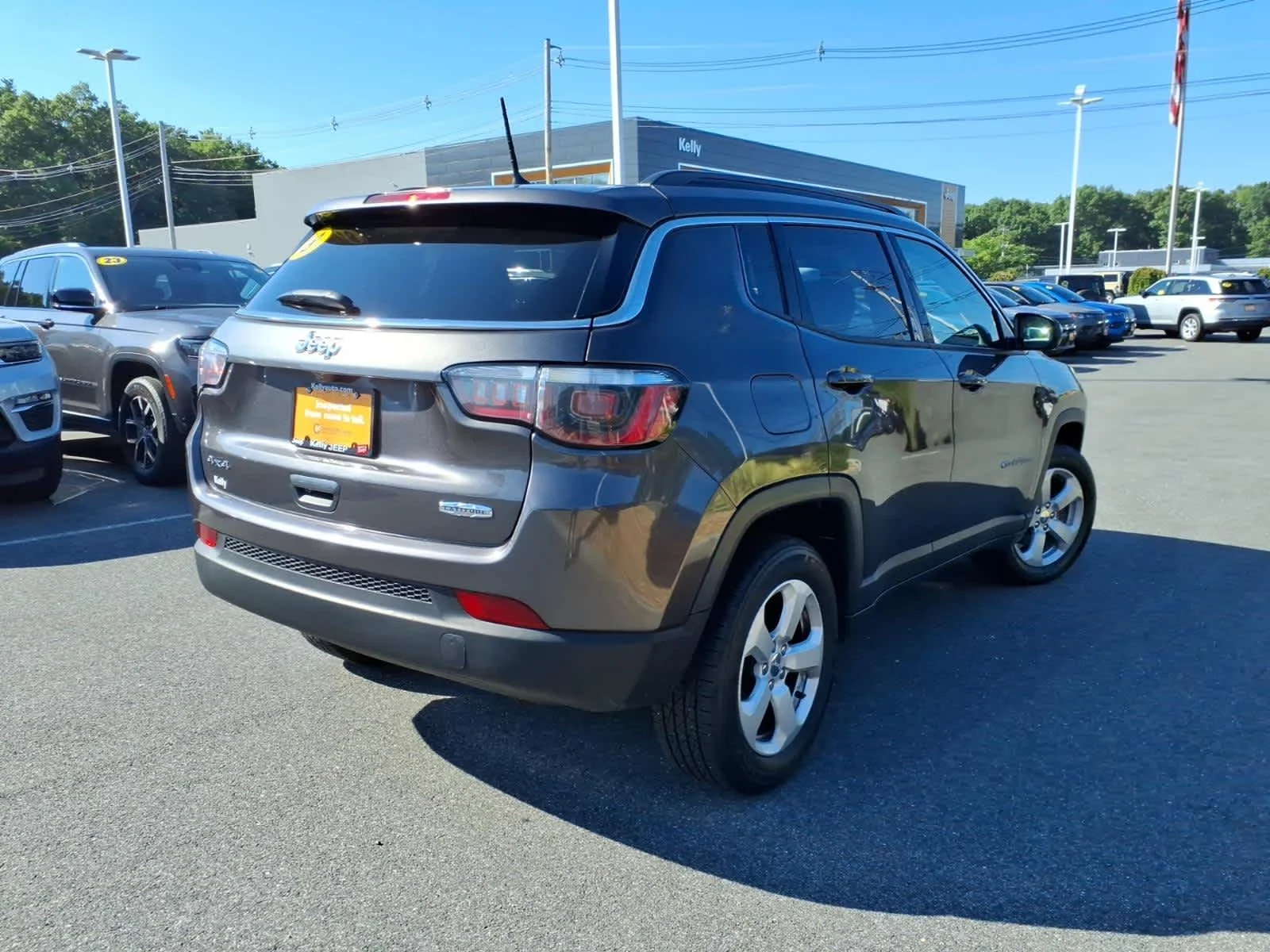 Certified Used 2018 Granite Crystal Met. Clear Coat Jeep Latitude image 7