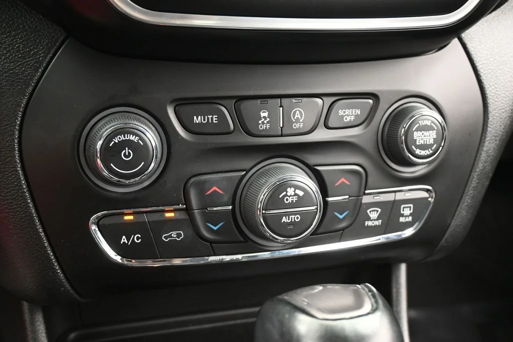 Used 2022 Diamond Black Crystal Pearlcoat Jeep Latitude Lux image 20