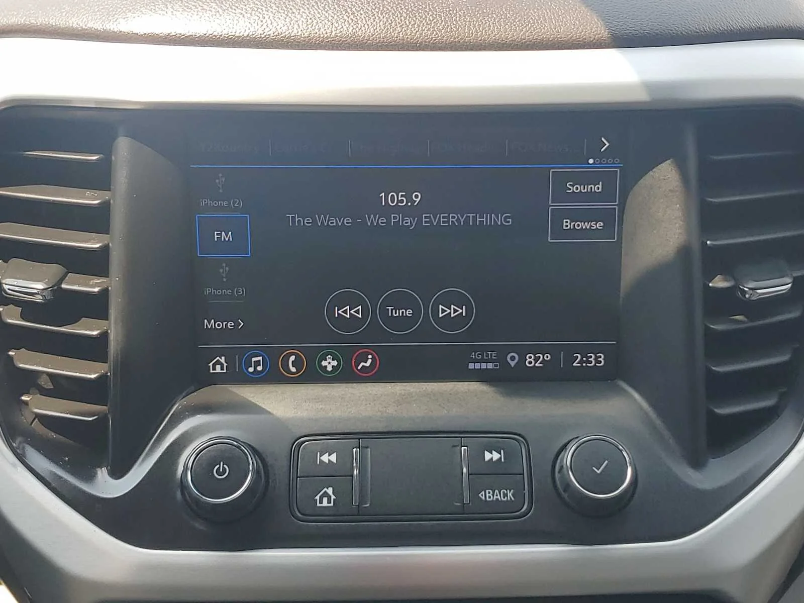Used 2020 SUMMIT WHITE GMC SLE image 17