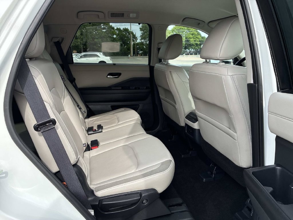 Used 2023 White Nissan SL image 11