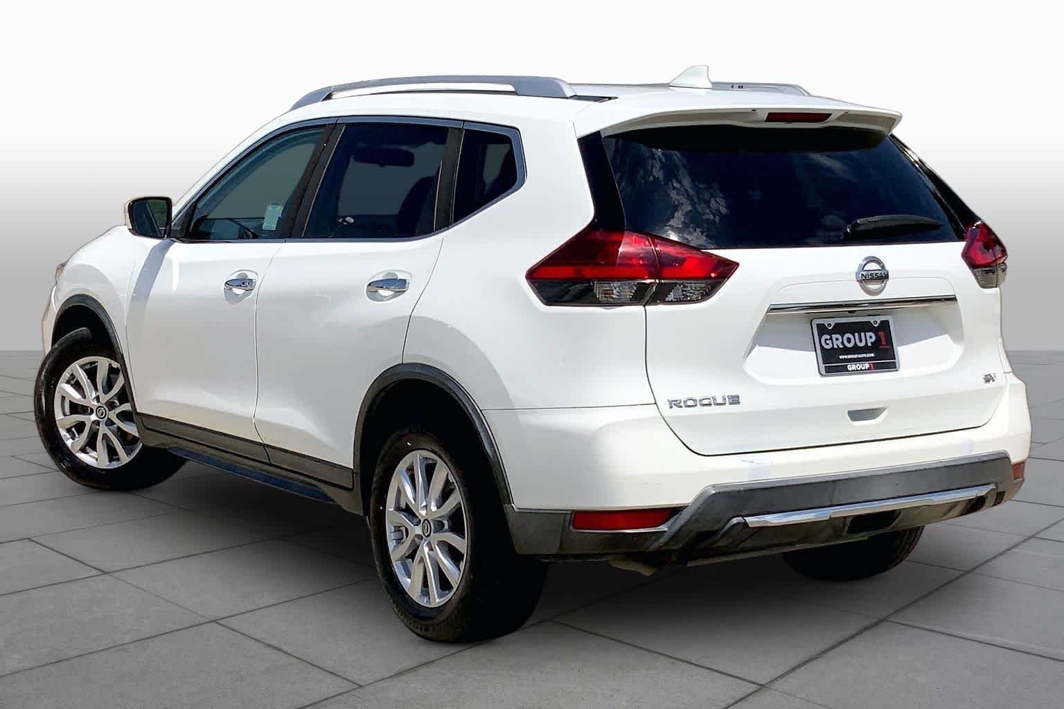 Used 2017 Glacier White Nissan SV image 10