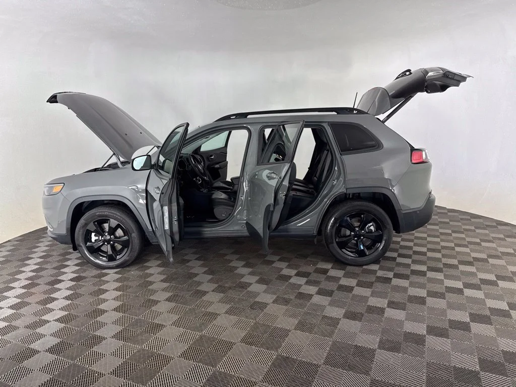 Used 2023 Gray Jeep Altitude image 10