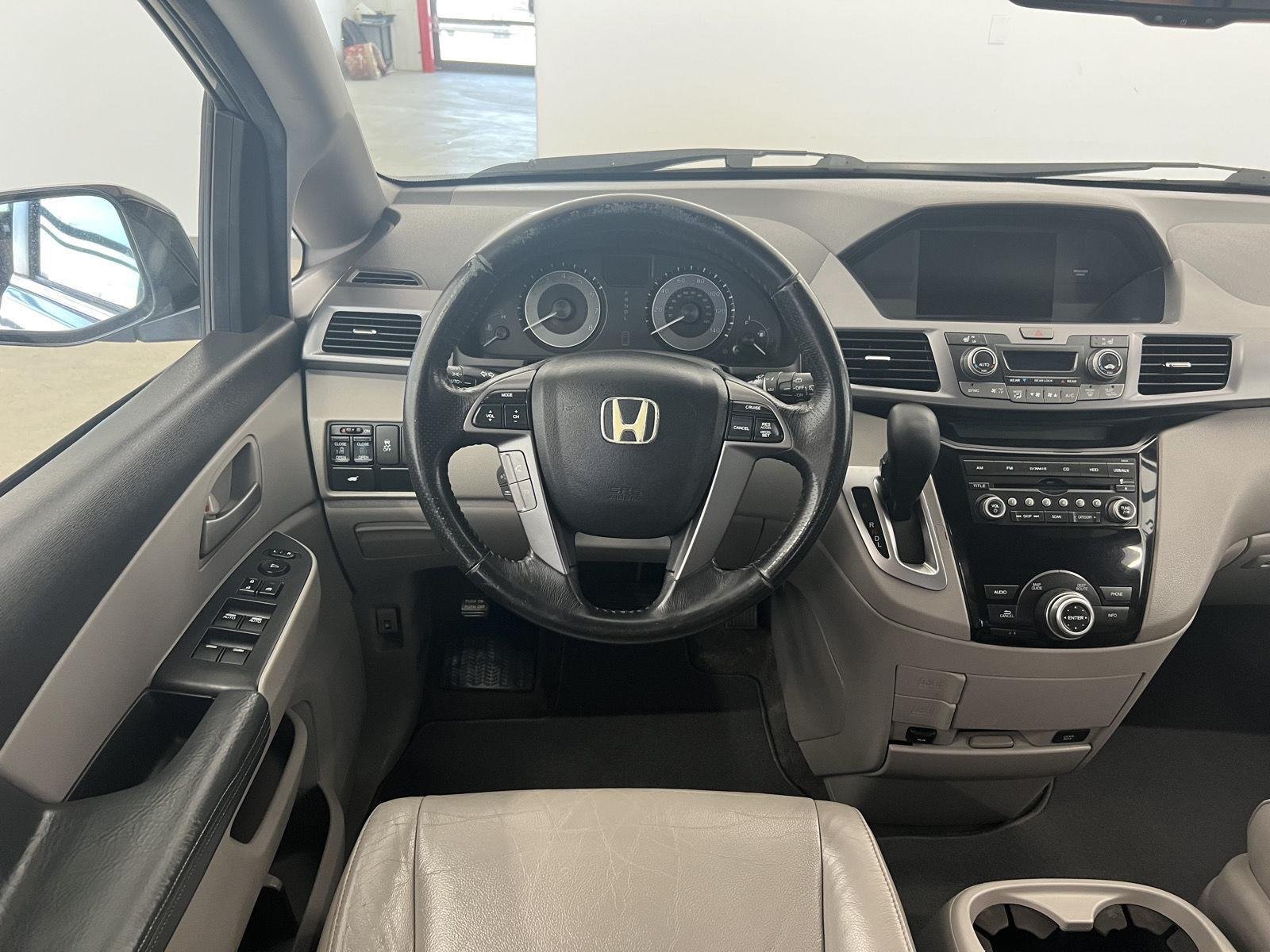 Used 2011 Alabaster Silver Metallic Honda EX-L image 28