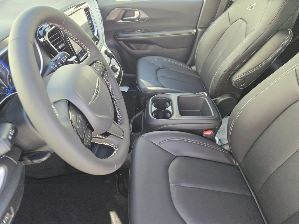 New 2026 Bright White Clearcoat Chrysler Select image 10