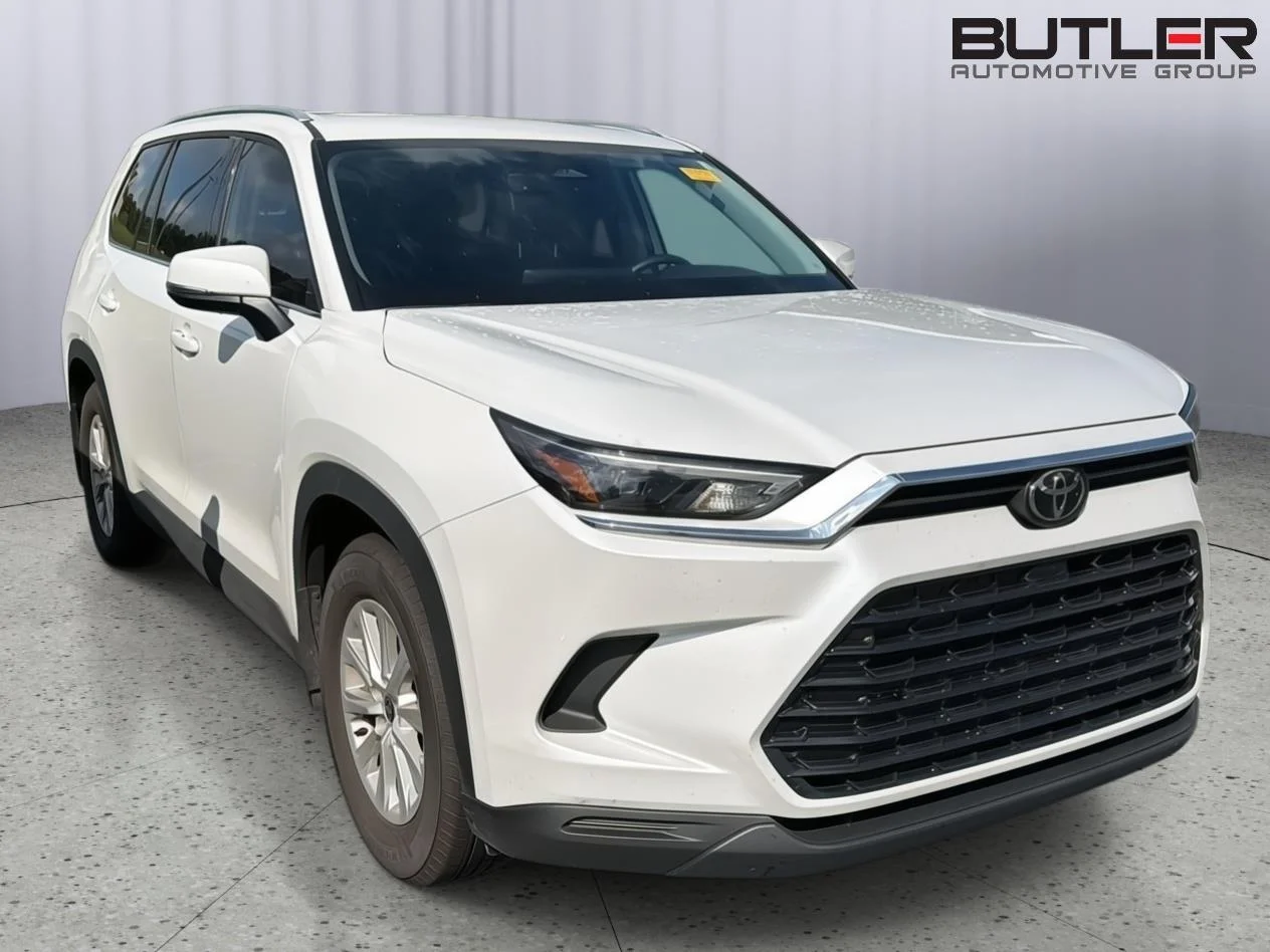 Used 2025 Wind Chill Pearl Toyota XLE image 6