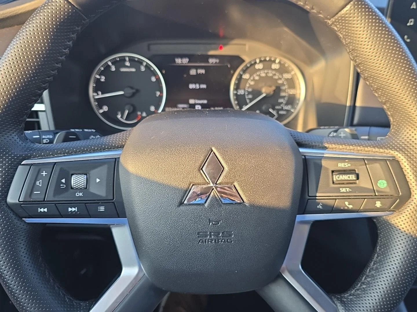 Used 2025  Mitsubishi SE image 12