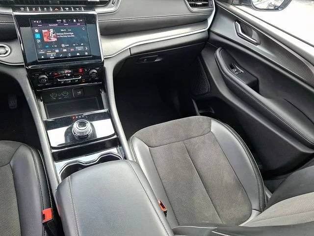 Used 2023 Black Jeep Altitude image 16