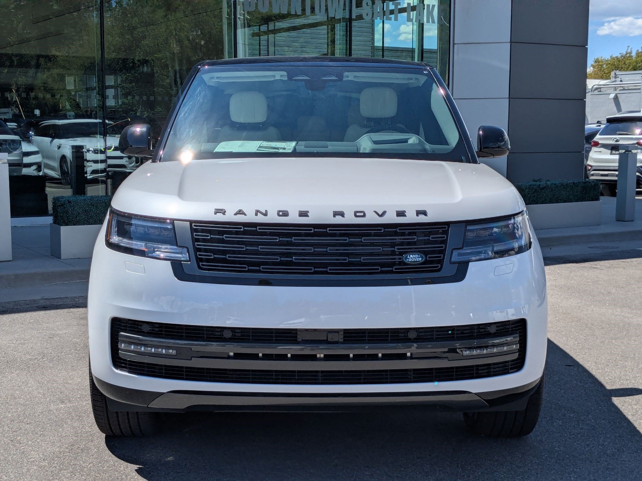 New 2026 Ostuni Pearl White Land Rover P530 SE image 2