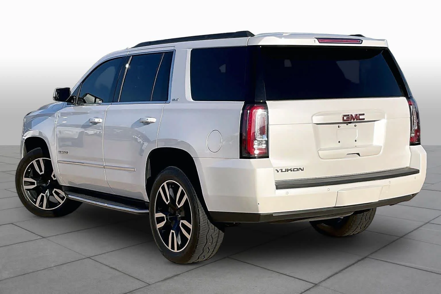 Used 2017 White Frost Tricoat GMC SLT image 12