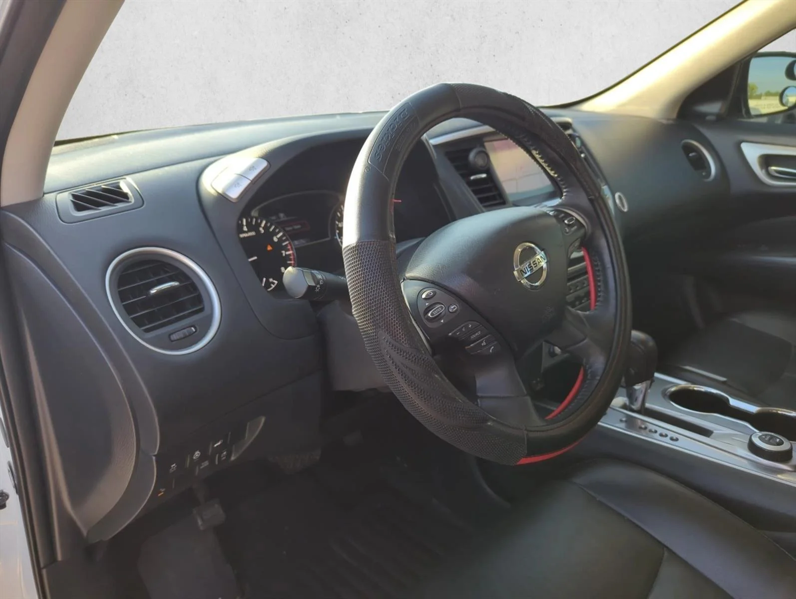 Used 2018 Pearl White Nissan SL image 14