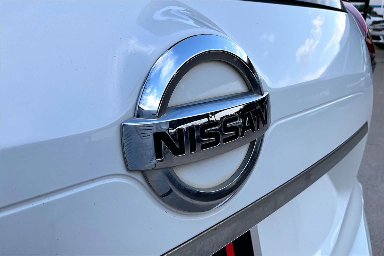 Used 2017 Glacier White Nissan S image 28