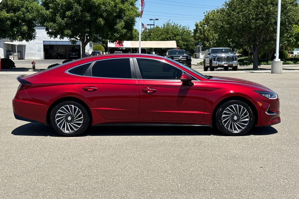 Used 2023 Red Hyundai SEL image 4