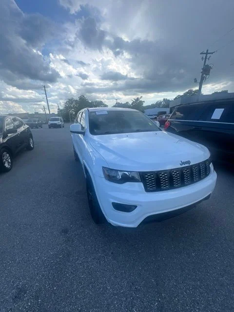 Used 2020 White/off-white Jeep Altitude image 3