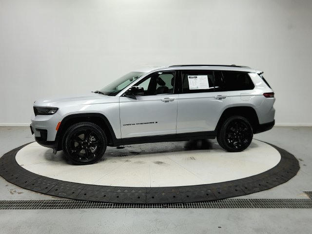 Used 2023 Silver Jeep Altitude image 5