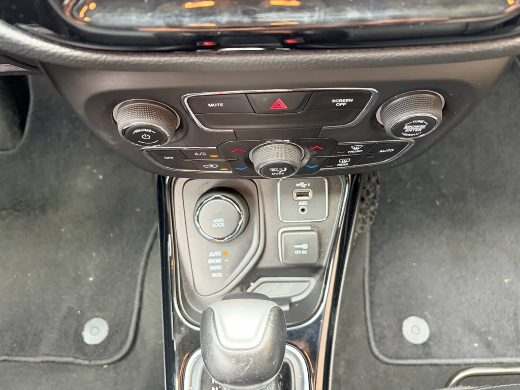 Used 2020 Olive Green Pearlcoat Jeep Limited image 19