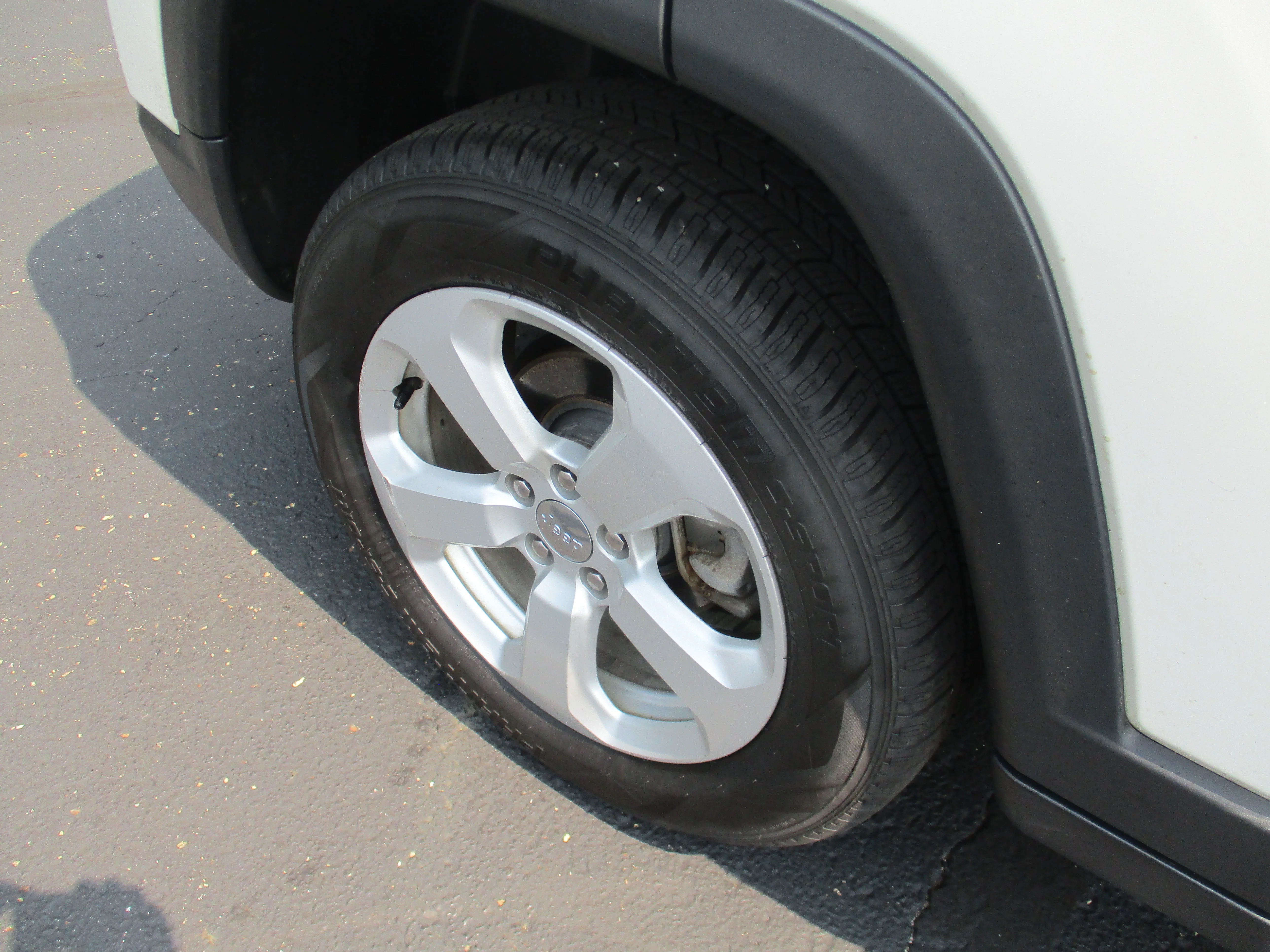 Used 2020 White Clearcoat Jeep Latitude image 49