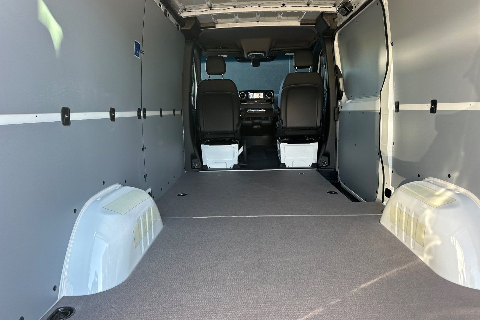 New 2026 Arctic+White Mercedes-Benz Cargo 144 WB image 32