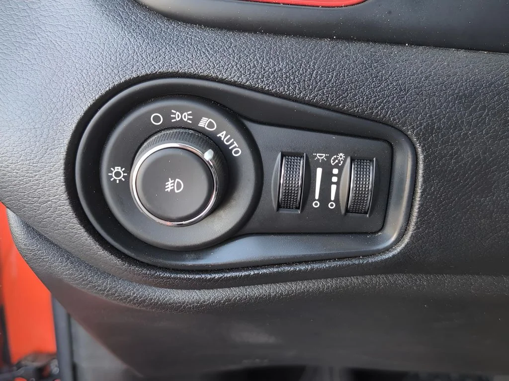 Used 2021 Omaha Orange Clearcoat Jeep Trailhawk image 14