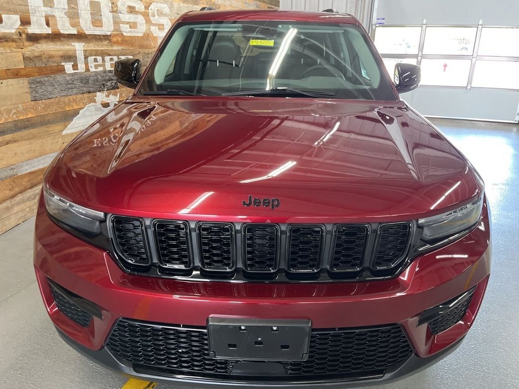 Used 2023 Velvet Jeep Limited image 7