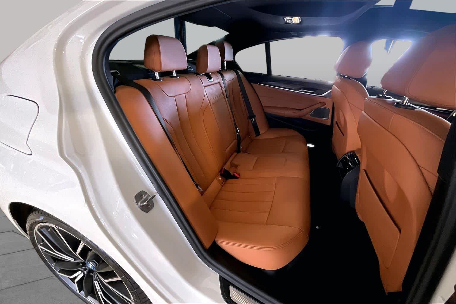 Used 2023 Alpine White BMW 530e image 18