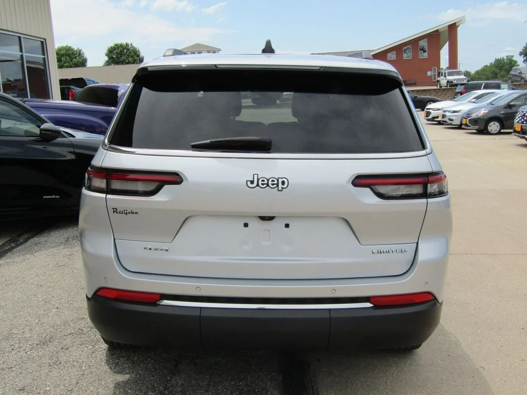 Used 2023 Silver Jeep Limited image 4