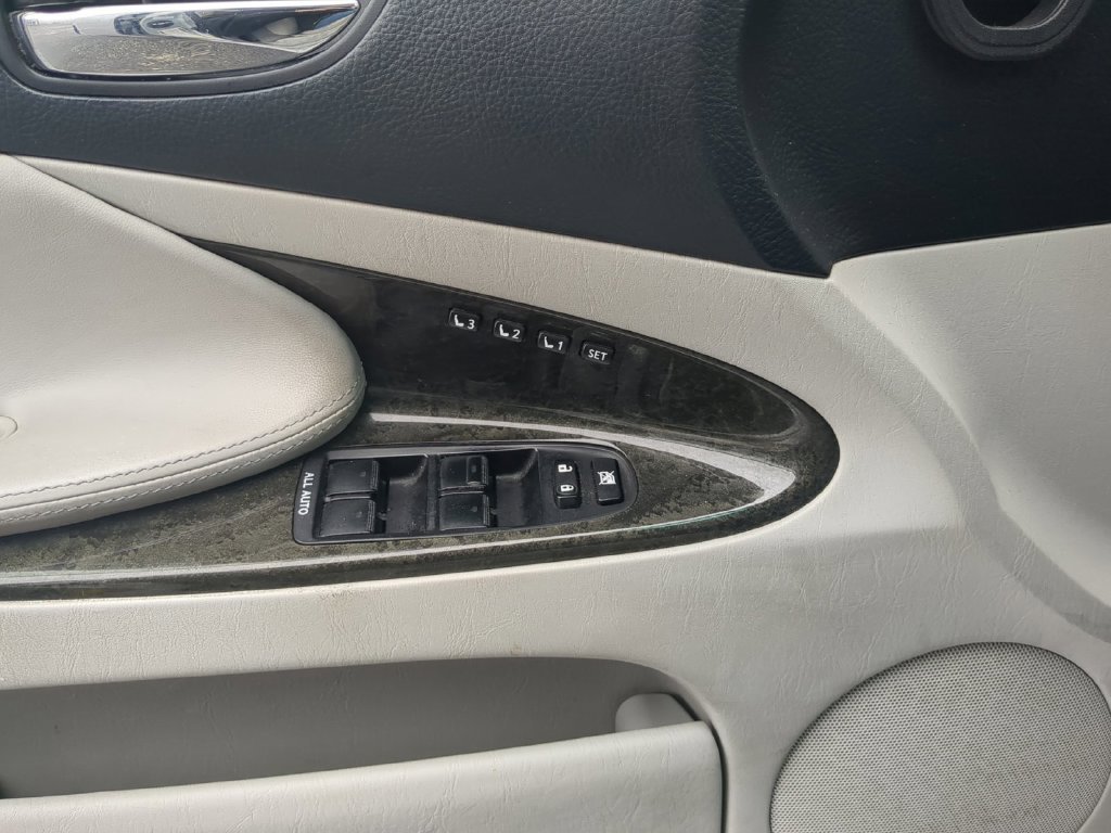 Used 2008 Silver Lexus 350 image 24