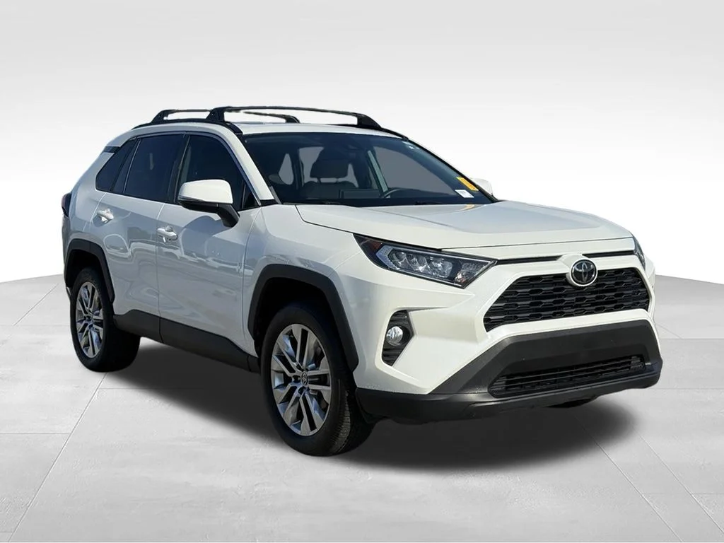 Used 2021 White Toyota XLE Premium image 28