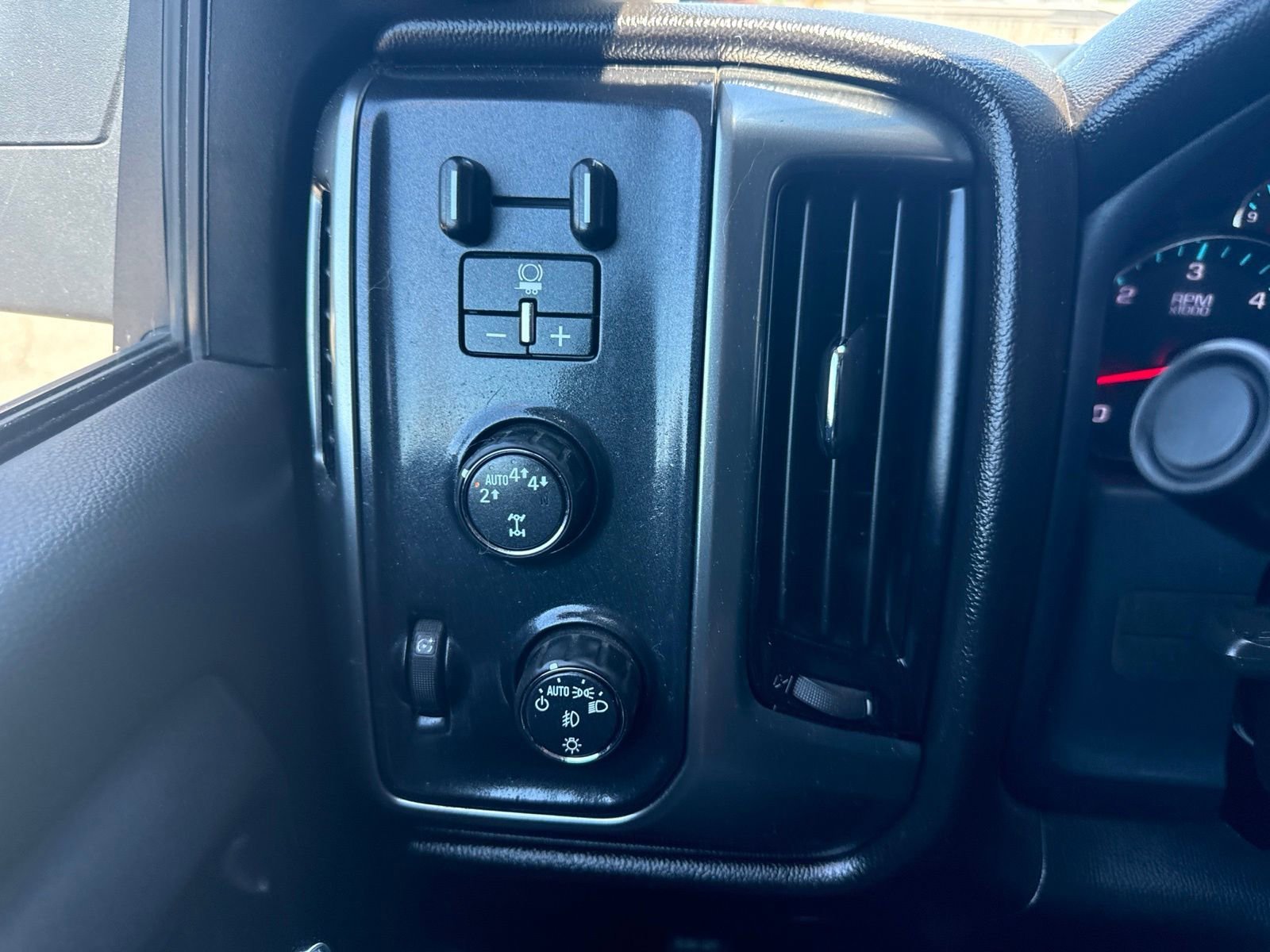 Used 2019 GRAPHITE METALLIC Chevrolet LT image 31