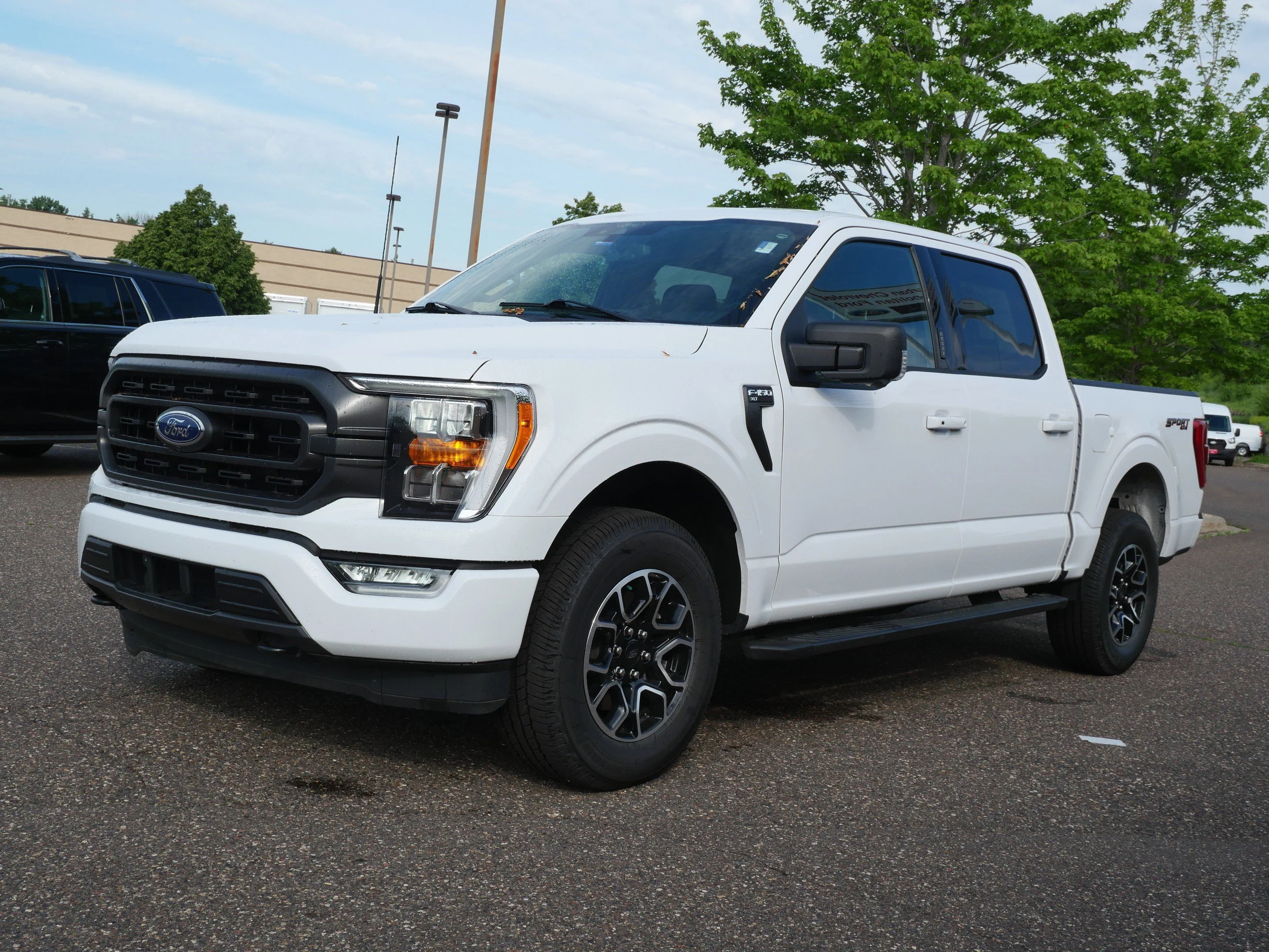 Certified Used 2022 Oxford White Clearcoat Ford XLT 4WD SuperCrew 5.5 Box image 3