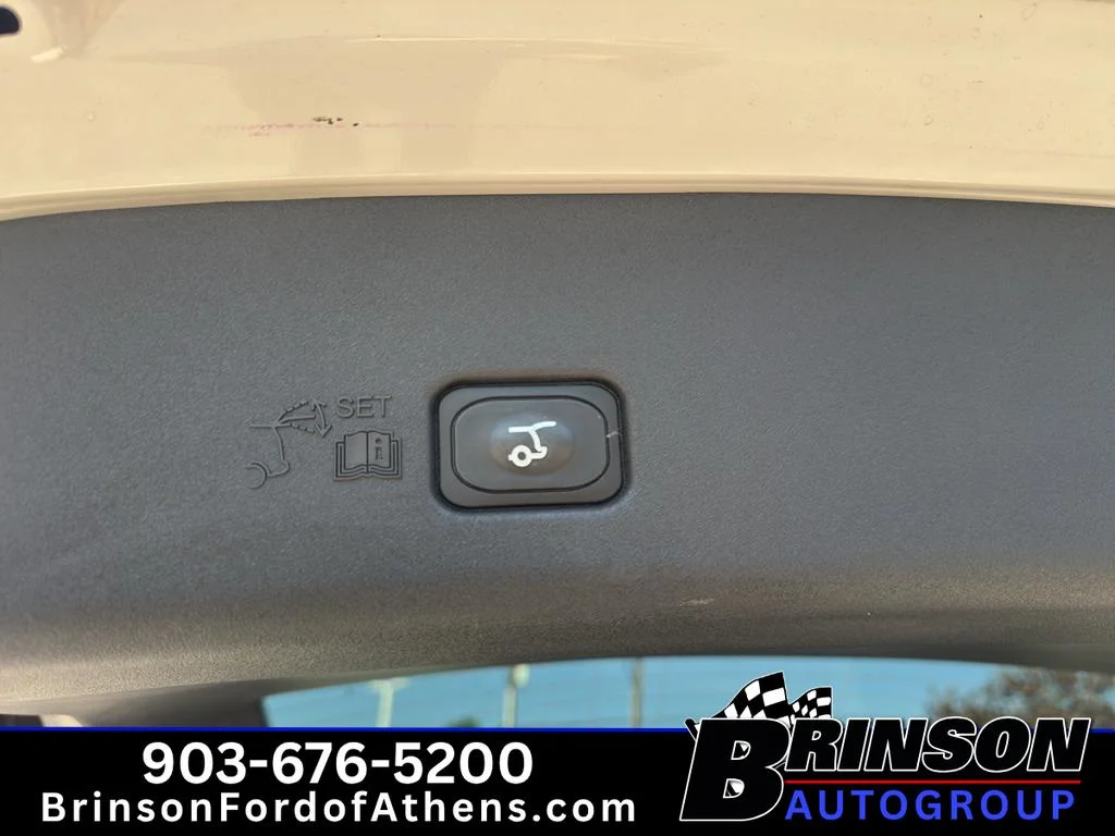 Used 2024 White Platinum Tri-Coat Metallic Lincoln Premiere image 10