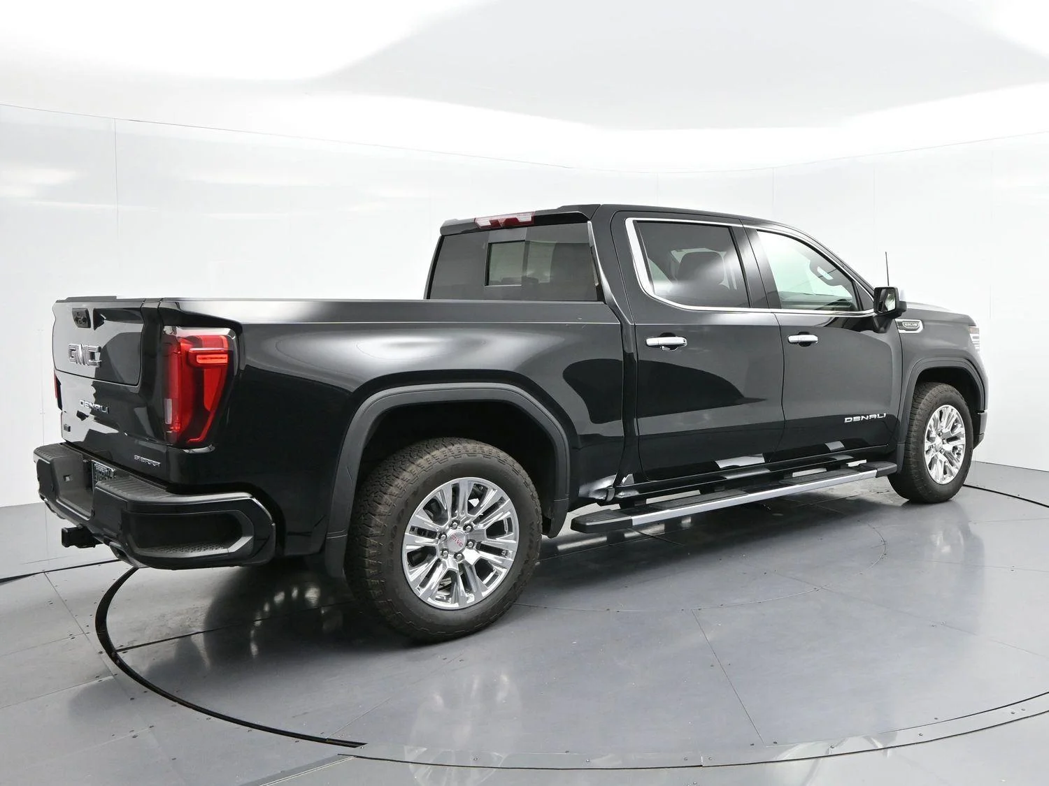 Used 2025 Onyx Black GMC Denali image 7