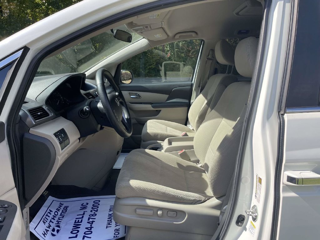 Used 2016 White Honda SE image 20