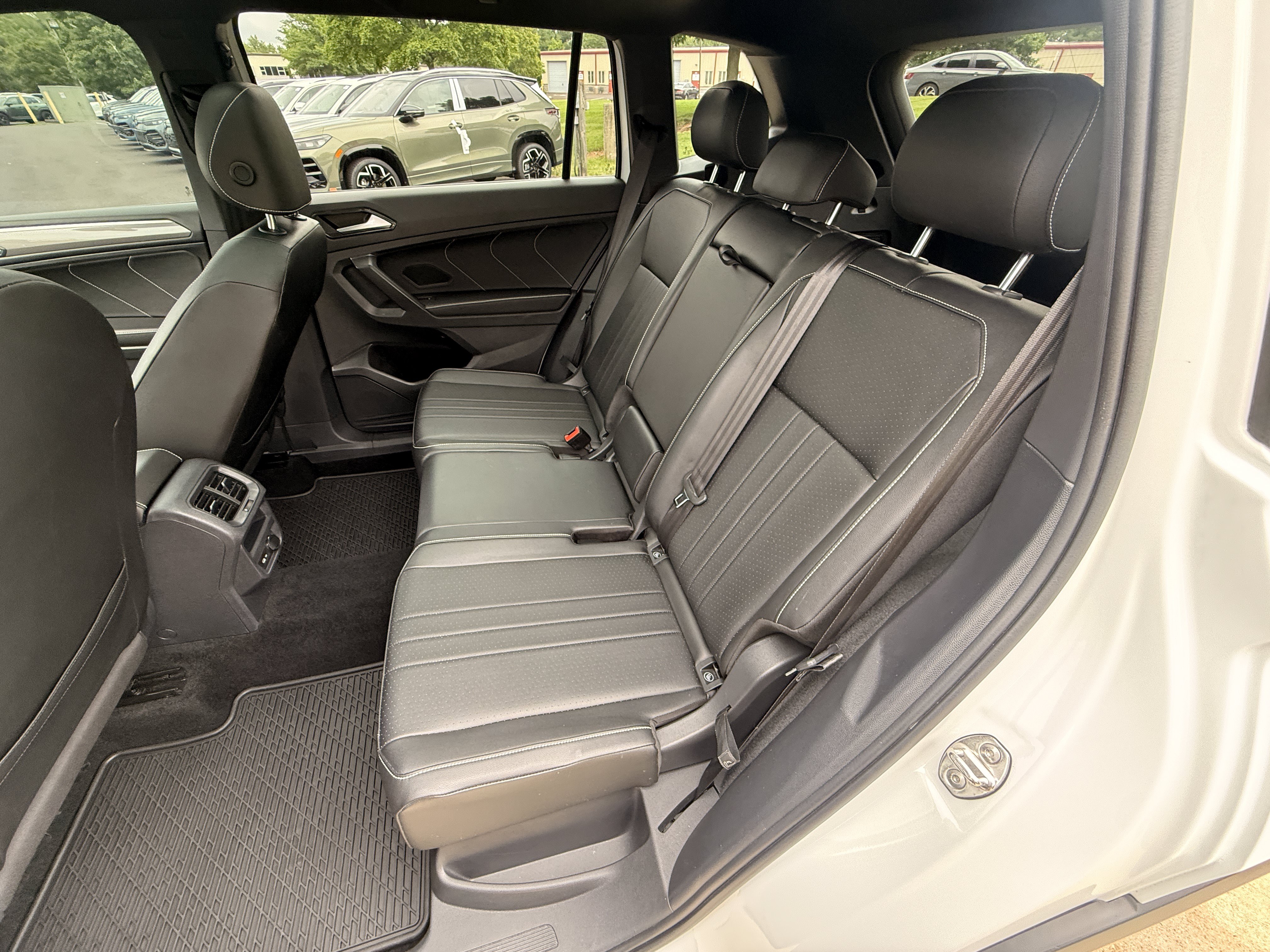 Used 2022  Volkswagen SE R-Line Black image 28