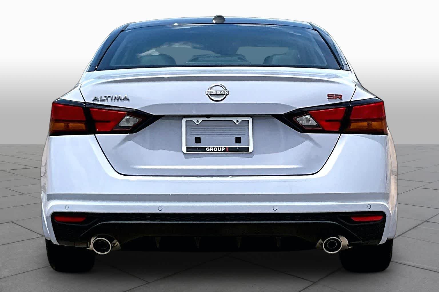 New 2026 Gray Sky Pearl / Super Black Two-tone Nissan SR image 4