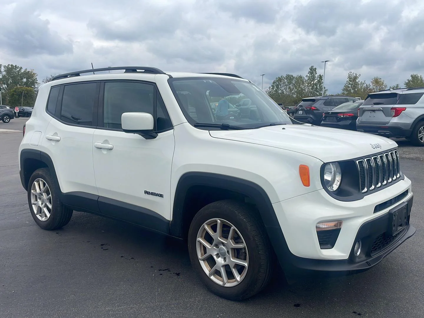 Used 2020 Alpine White Clearcoat Jeep Latitude image 8